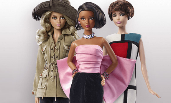 Barbie 的衣橱再添三件 Yves Saint Laurent 的经典作品